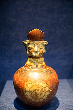 彩纹人物形陶器