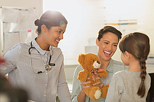 微笑,女性,儿科医生,母亲,展示,泰迪熊,女孩,病人,检查室