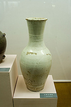 内蒙古博物馆陈列辽代白釉长颈瓶