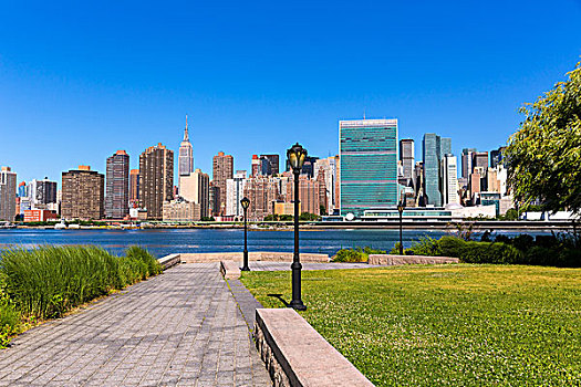 曼哈顿,纽约,晴朗,天际线,绿色公园,草皮,东河,美国