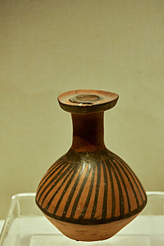仰韶文化早期斜线纹盘口长颈彩陶壶
