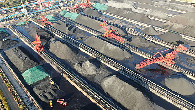山东省日照市,航拍港口煤炭堆场,10多台堆取料机繁忙作业保电煤供应