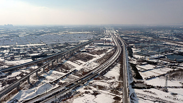 山东省日照市,航拍雪后的高铁春运,一路坦途回家过年