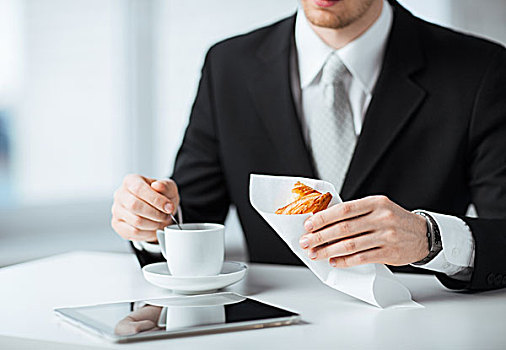 男人,平板电脑,咖啡杯,牛角面包