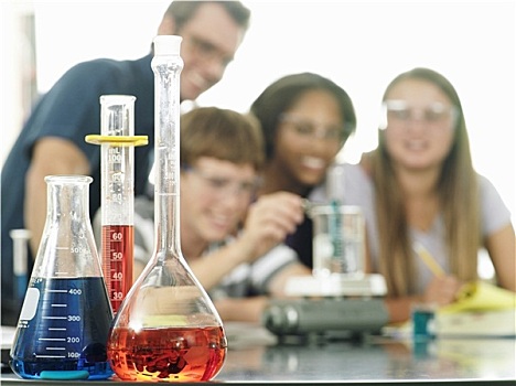 青少年,15-17岁,科学,实验,教师,协助,聚焦,锥形烧瓶,前景