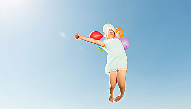 女孩,拿着,束,气球,跳跃,半空,蓝天