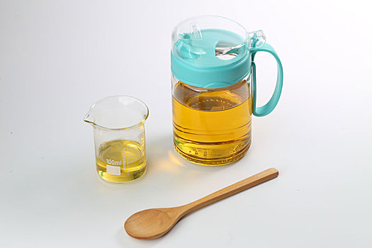 玻璃油壶和量杯木勺