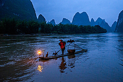 广西桂林漓江兴坪水域的打渔船