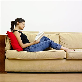 女孩,读,小说,坐,沙发,侧视图