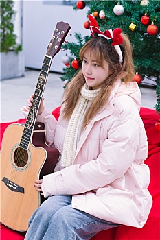 弹奏吉他的美少女