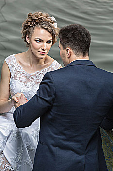 年轻,新婚夫妇,握手,湖岸