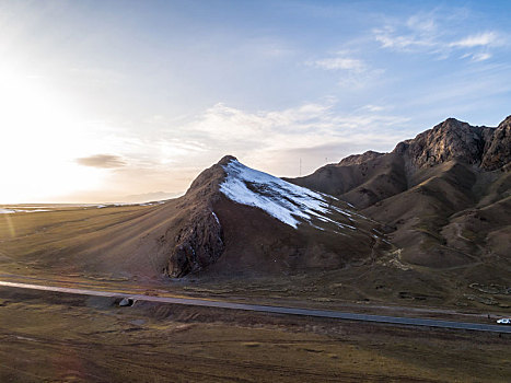 新疆巴音布鲁克草原和雪山美景