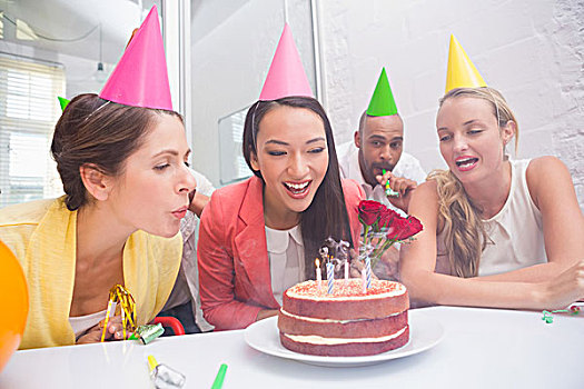 职业女性,吹,蜡烛,生日蛋糕