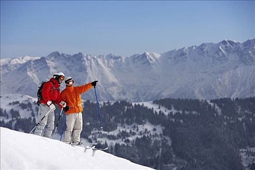 奥地利,两个,男性,滑雪者,山,斜坡,一个,指向