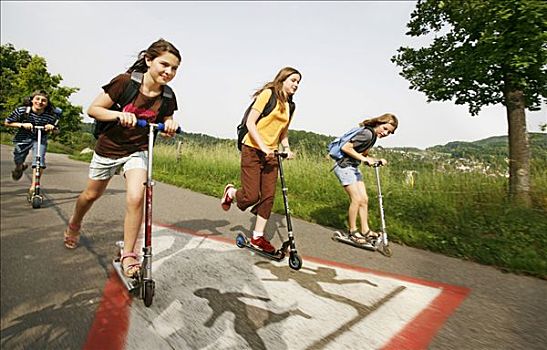 学童,男孩,女孩,骑,踢,滑板车,上方,标识,途中,学校,巴塞尔,瑞士,欧洲