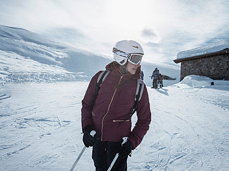 美女,滑雪,戴着,头盔,滑雪护目镜,后视,雪景,皮埃蒙特区,意大利
