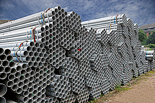 重庆李家沱大件货场堆放的钢管