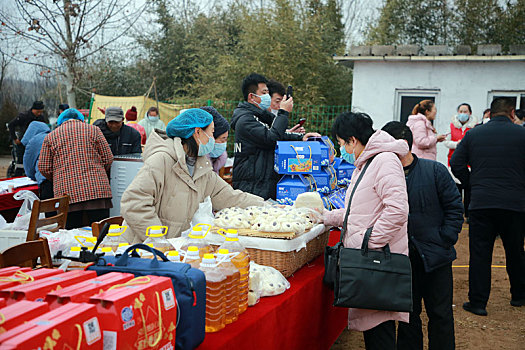 乡村大集年味十足,市民置办年货喜迎新春佳节