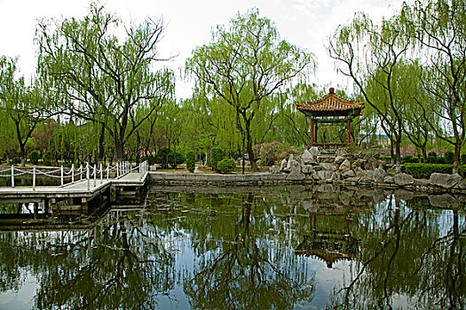 中國古典園林湖泊中的石板橋和涼亭
