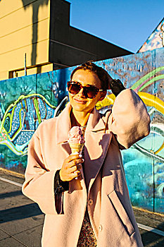 头像,年轻,时髦,女人,吃,冰淇淋蛋卷,正面,涂鸦,墙壁,威尼斯海滩,加利福尼亚,美国