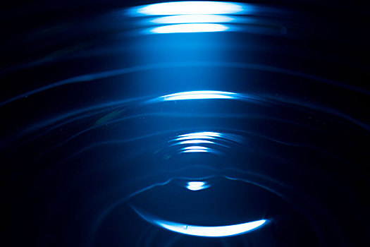 水滴在光照下落水激起的波纹