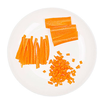 盘子里的胡萝卜,被切成块和条状