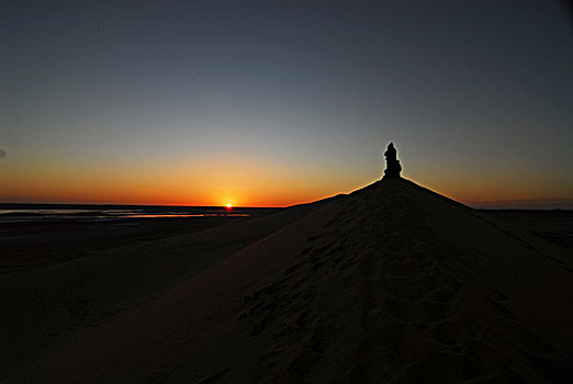 libya,grand,erg,oriental,ras,al-ghoul,silhouette,of,people,looking,at,the,colorful,sunset,on,sand,dunes