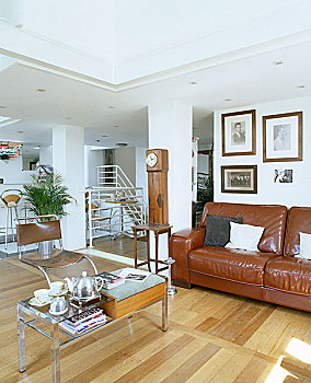 现代,起居室,复古,风格,木地板,皮制扶手椅,铬合金,高,天花板