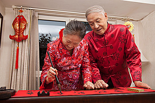 東方老人寫春聯(lián)