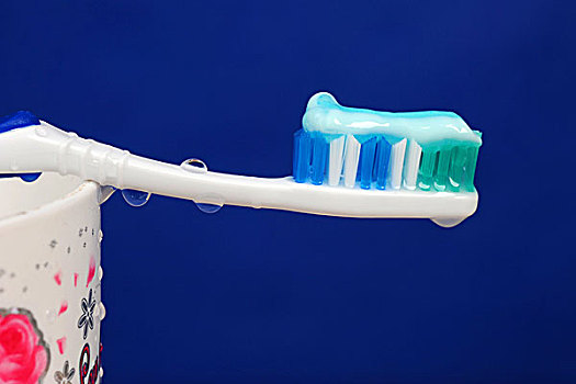 湿,牙刷,牙膏,水滴,上方,蓝色背景