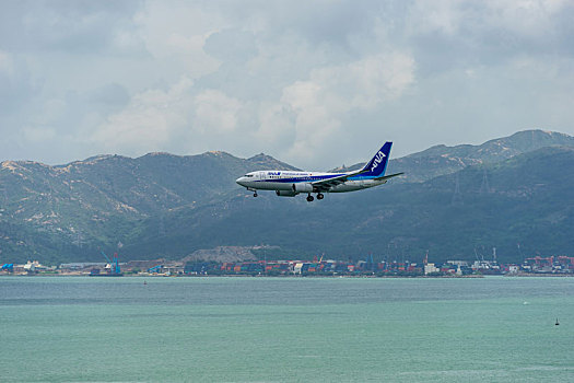 一架全日空的飞机正降落在香港国际机场