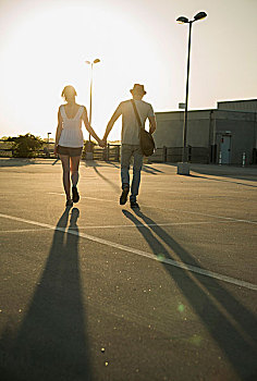 浪漫,年轻,情侣,漫步,牵手,空,停车场