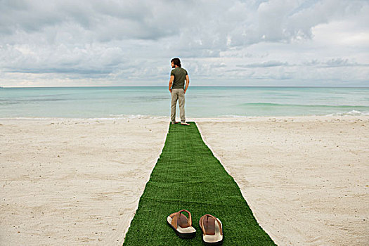 站立,男人,地毯,海滩,凉鞋,前景