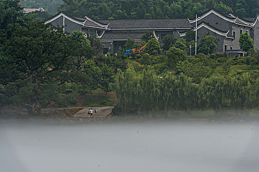 建筑群,高楼,雾,海市蜃楼,山,公园,塔桥,江边,吊桥,树林,小岛,植物,美景,水面,船