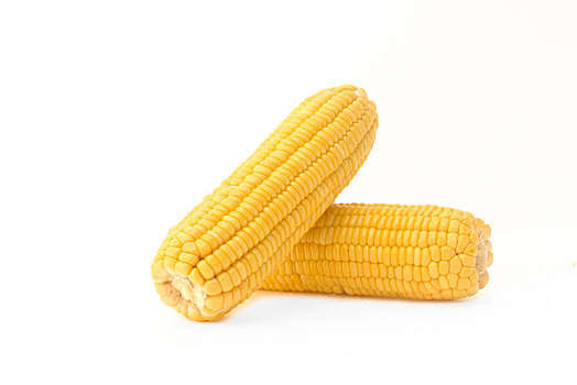两个玉米孤立在白色背景上