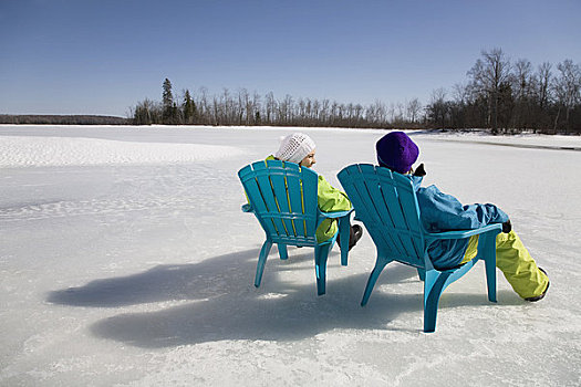 两个女人,放松,冰湖