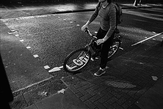 女人,街上,自行车,伦敦,英格兰