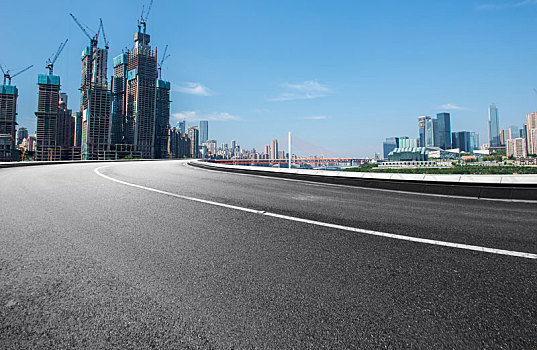 汽车广告背景,公路和现代城市天际线