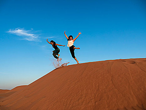两个,美女,跳跃,沙丘,沙漠,沙尔基亚区,沙,瓦希伯沙漠,阿曼,亚洲