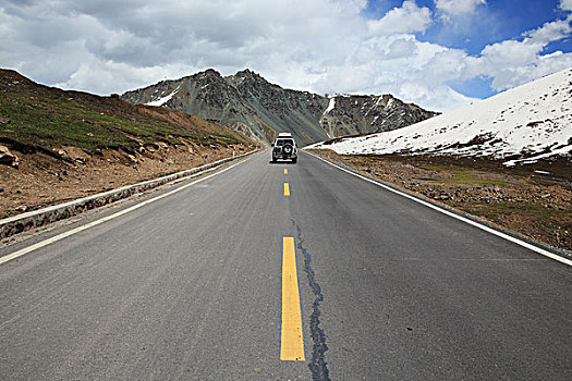 天山上的公路