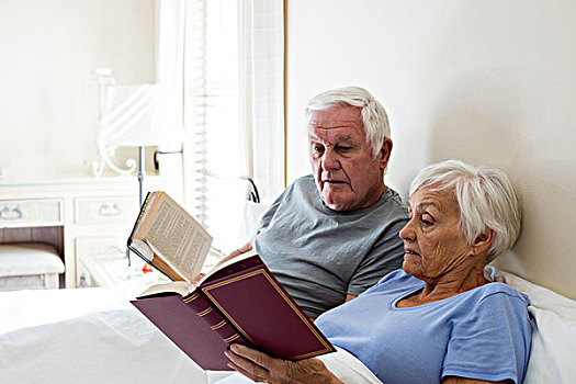 老年,夫妻,读书,卧室,在家