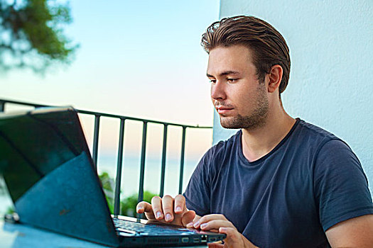 男青年,工作,笔记本电脑,户外,风景