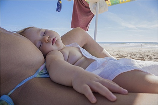 婴儿,睡觉,高处,妈妈,海滩