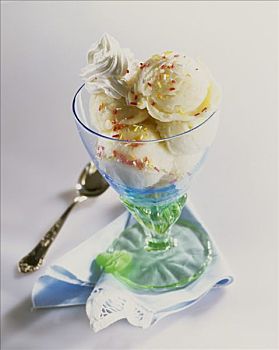 香草冰淇淋,奶油,圣代冰淇淋,玻璃