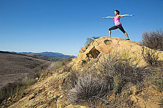 成熟,女性,练习,瑜伽姿势,山,橡树,加利福尼亚,美国