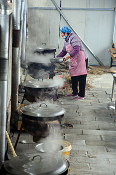 山东省日照市,农家饭成了,香饽饽,乡村美食柴火炒鸡,拉锅贴
