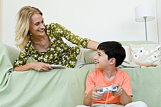 男孩,坐在地板上,玩,电子游戏,仰视,母亲,放松,沙发