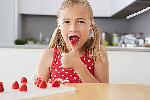 女孩,吃,树莓,大拇指
