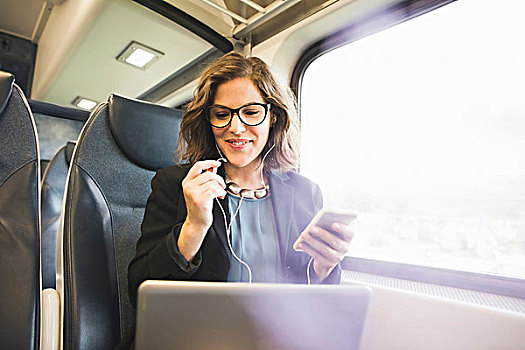 中年,女人,列车,拿着,智能手机,看,笔记本电脑