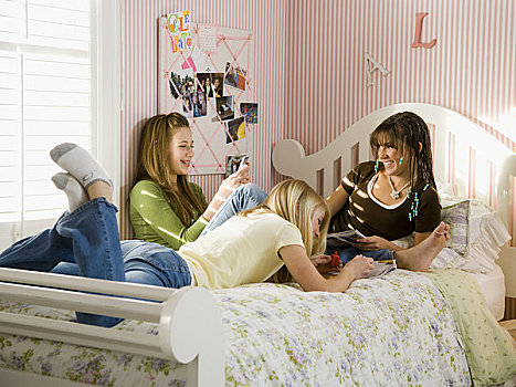 三个女孩,卧室,mp3播放器